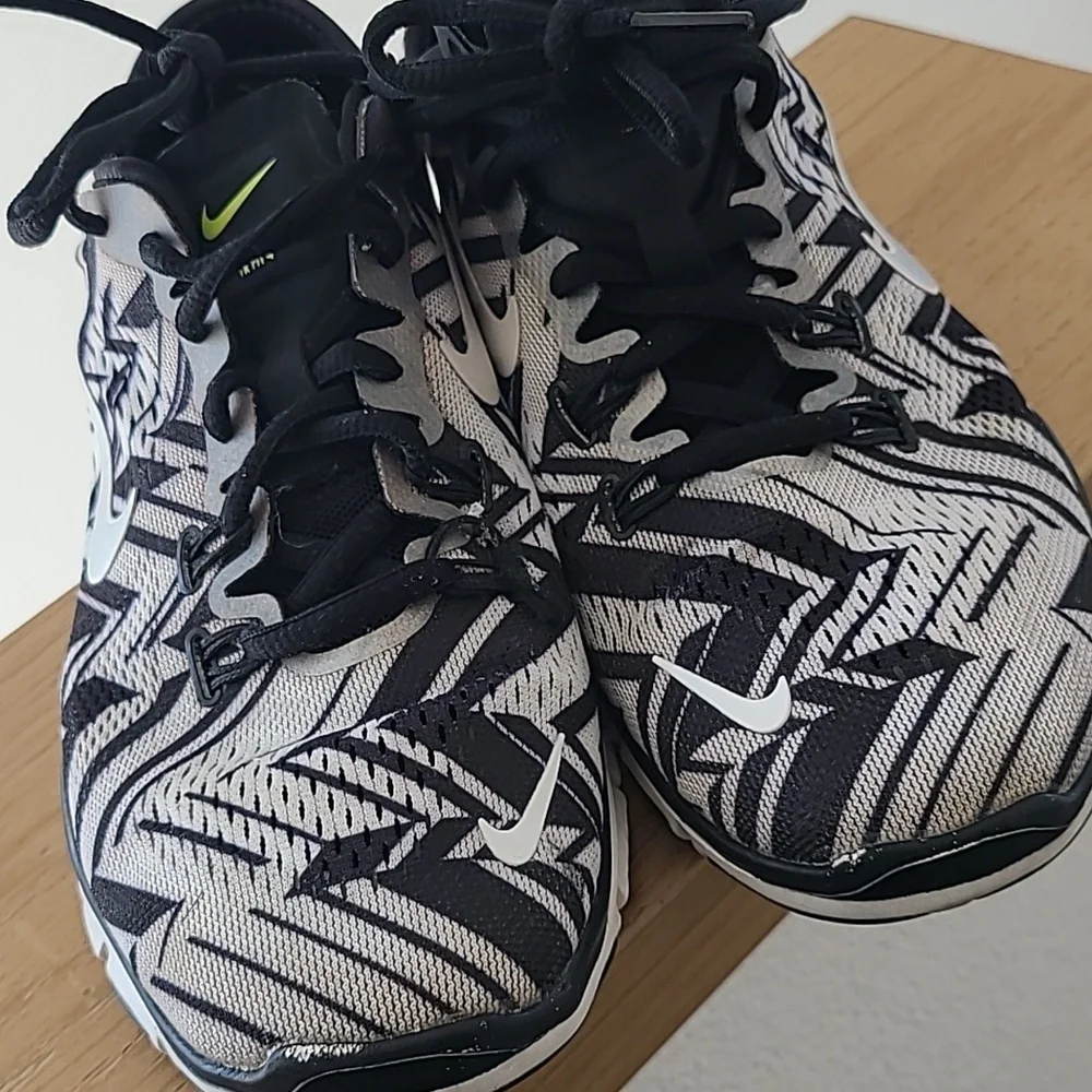 Nike Black and White Geometric Sneakers - Picture 4 of 7